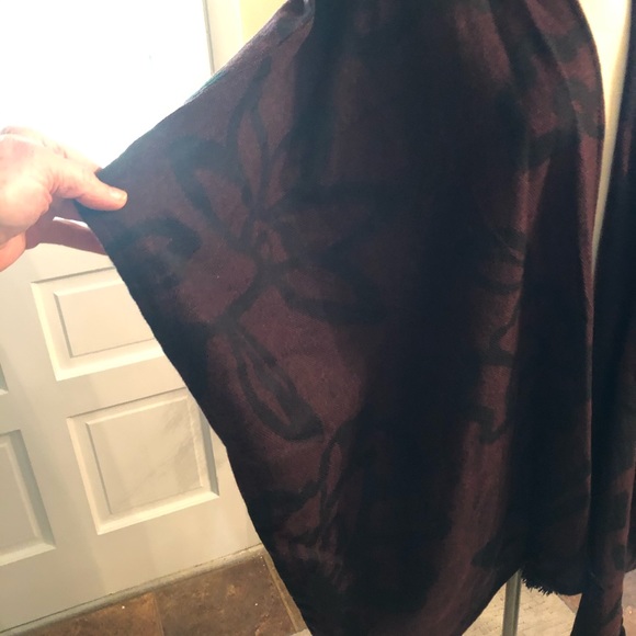 Shawl or Capelet - Picture 12 of 15